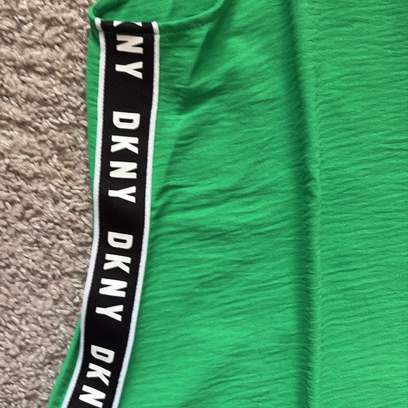 🔥NWT DKNY Vibrant Apple Green V-Neck Dress - Picture 4 of 5